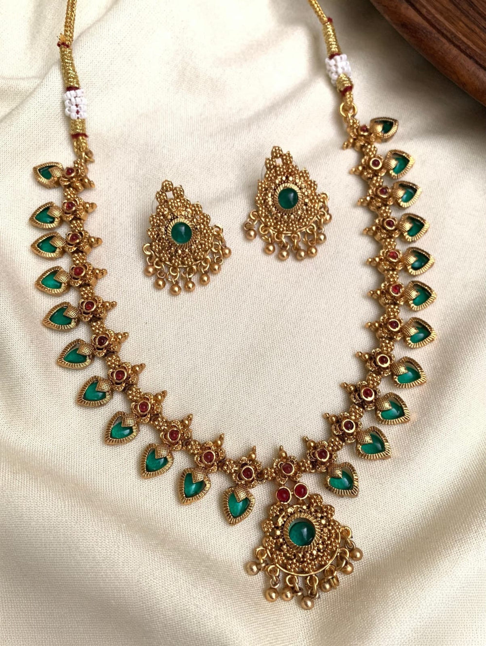 ELEGANT CHAIN AND EARRING SET
