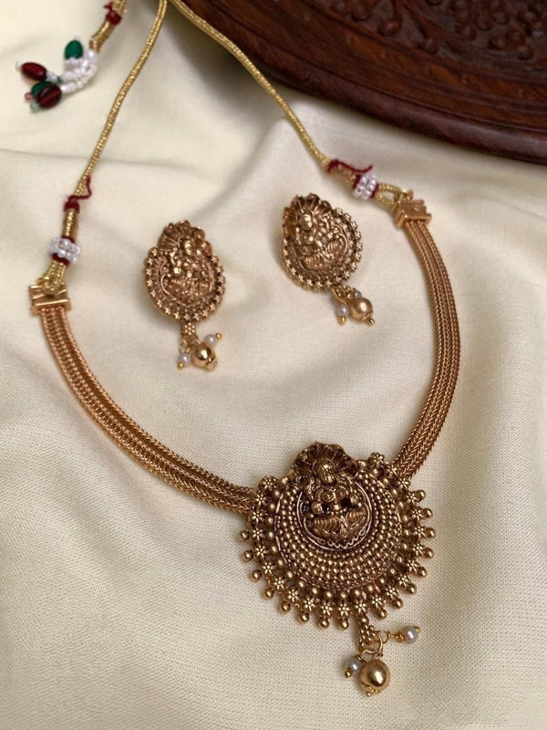 TRADITIONAL PENDANT AND EARRINGS SET